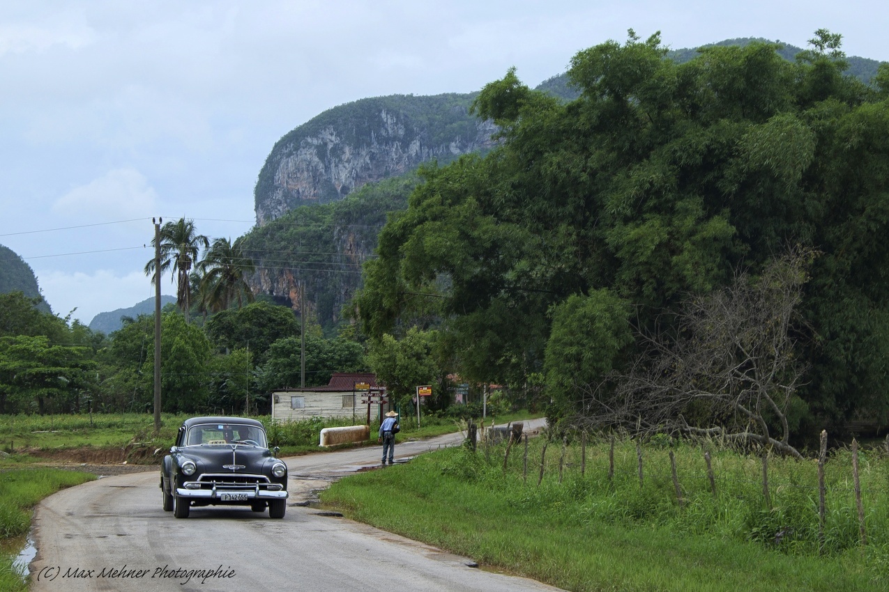 Landstraße nach Vinales - im Hintergrund einer der "Mogotes" genannten, typischen Hügel dieses Tales