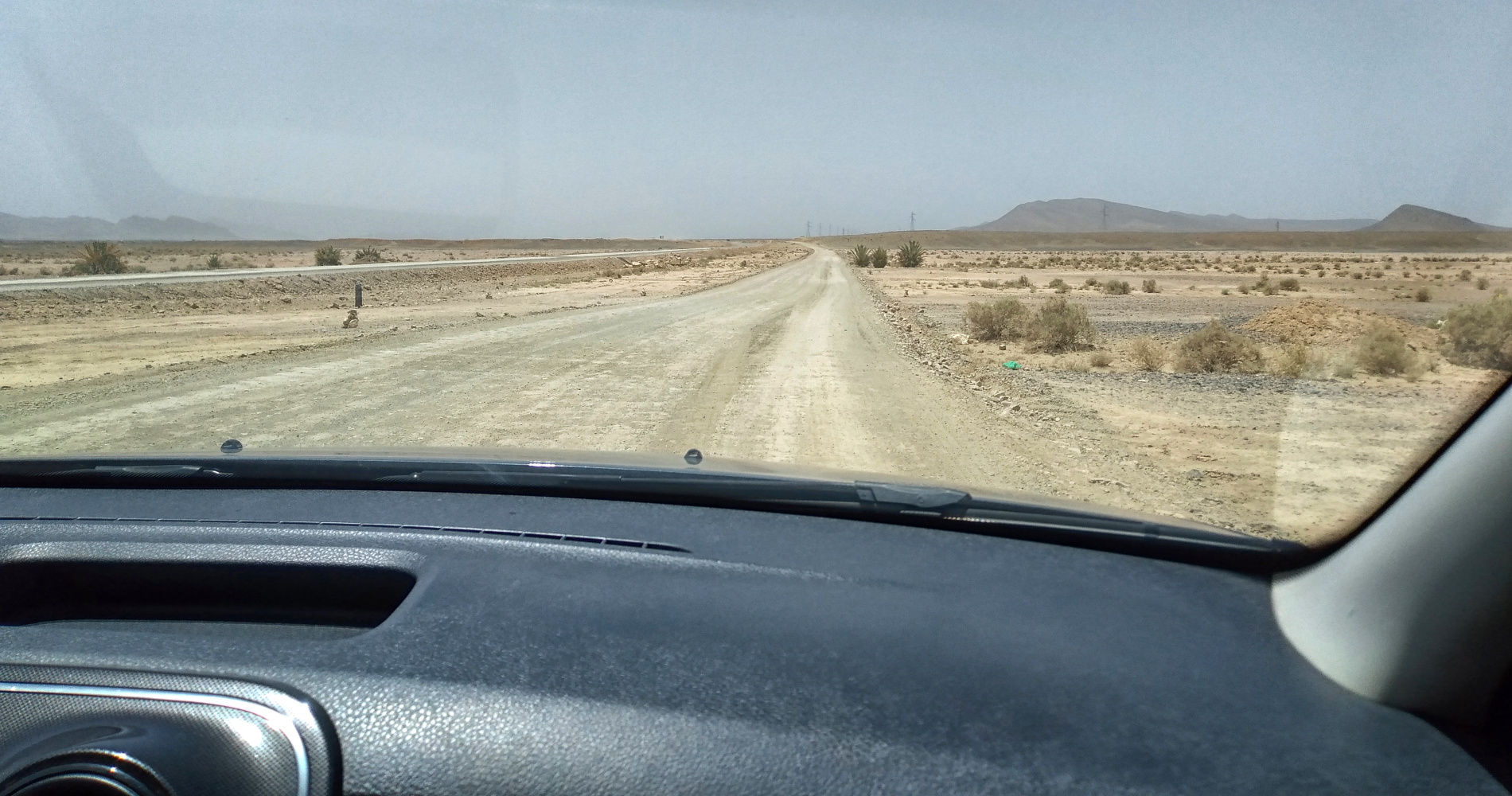 Im Mietwagen unterwegs: Wüstenstrecke