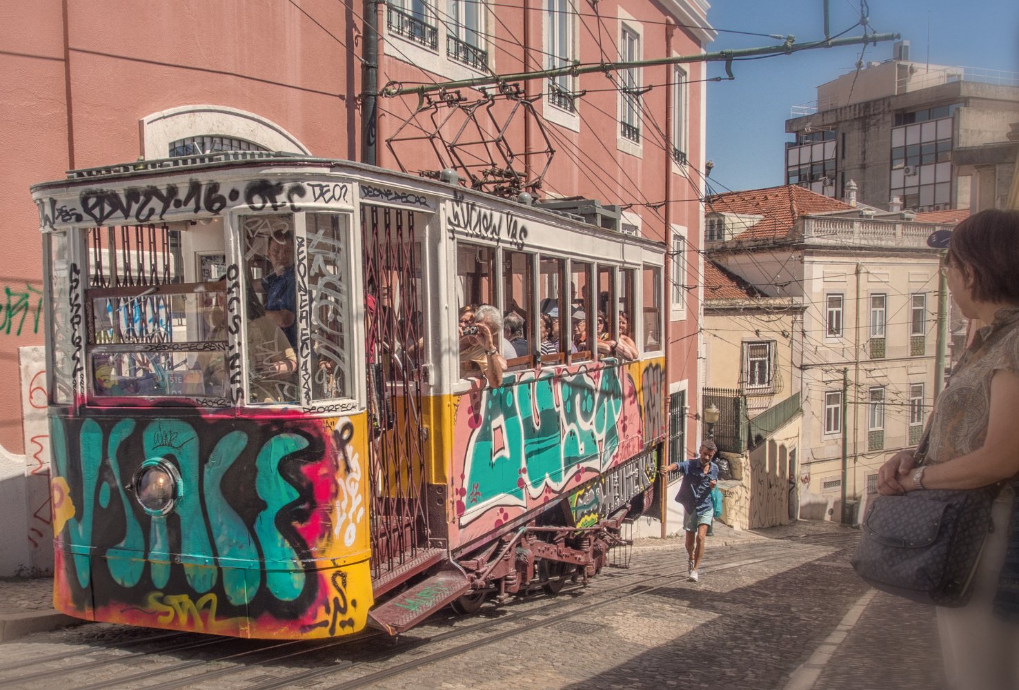 Keine eigentliche Straßenbahn sind diese Elevadores, hier der E. do Glória. Sie befördern die Menschen die Hügel hinauf und hinunter.  
Foto: Wally Raths
